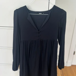 Svart långärmad klänning - Söt svart klänning från bikbok som knappt är använd.