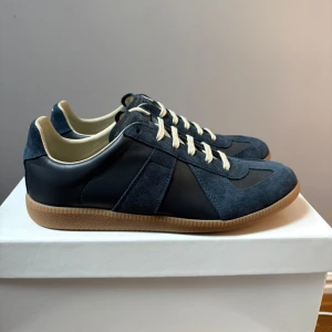 Maison margiela GATS navy - Maison Margiela GATS i färgen Navy. Säljer pga för stor storlek på mig, då jag köpte dem i andrahand så kan jag ej lämna tillbaka. Är öppen för en snabb och smidig affär 