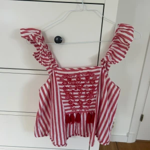 Randig röd- och vit blus - Blus från gammal Zara kollektion köpt på sellpy men har aldrig använt.