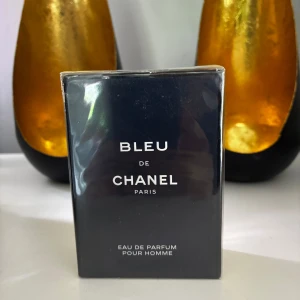 Bleu de Chanel Eau de Parfum 50ML - Parfymen kommer i originalförpackning och med en liten provflaska av Chanel Allure Homme Edition Blanche EDP ca 4ML. Köpt hos Amazon, kvitto finns. 