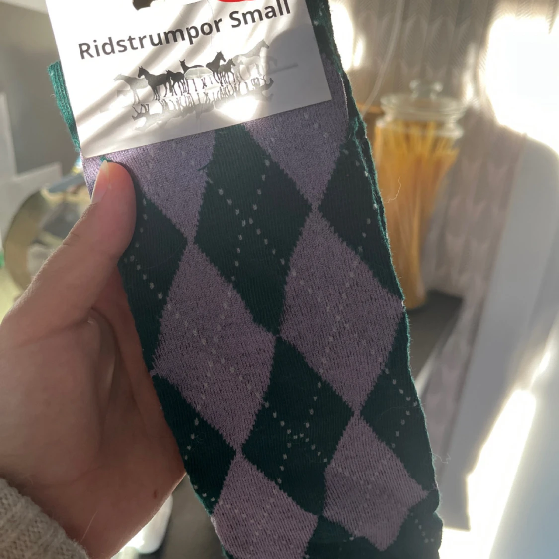Grönlila rutiga ridstrumpor small