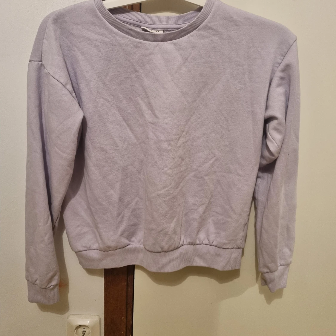 Ljuslila sweatshirt med rund hals