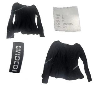 Svart spetsblus från H&M Divided - Supersnygg svart blus i spets från H&M Divided. Blusen har lång ärm, rund halsringning och är helt täckt av ett vackert spetsmönster som ger en cool och elegant vibe. Perfekt att styla med jeans eller kjol för en trendig look.