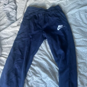 Nike Byxor - Säljer dessa då de inte används. Storlek XL i barn så det passar folk mellan 158cm till 170cm. Hör av er vid frågor!