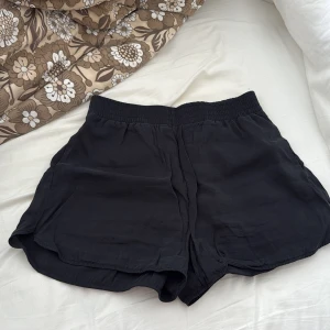 Svarta shorts i modalmix från HM - Svarta korta shorts i modalmix. Två sidfickor. 