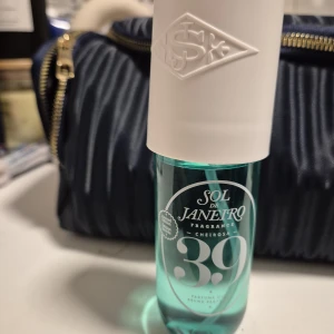Sol de Janeiro Cheirosa 39 Limited edition - Fräsch parfymmist från Sol de Janeiro i doften Cheirosa 39. Flaskan är genomskinlig med turkost innehåll och har en vit, matt kork med präglad logga. Perfekt för dig som gillar tropiska och fräscha dofter. 90ml från början, använd några få gånger (se sträck)