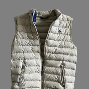Polo Ralph Lauren - En Ralph Lauren väst i ett bra skick lite småfläckar skriv för mer bilder, och priset på denna är 999kr 🔵