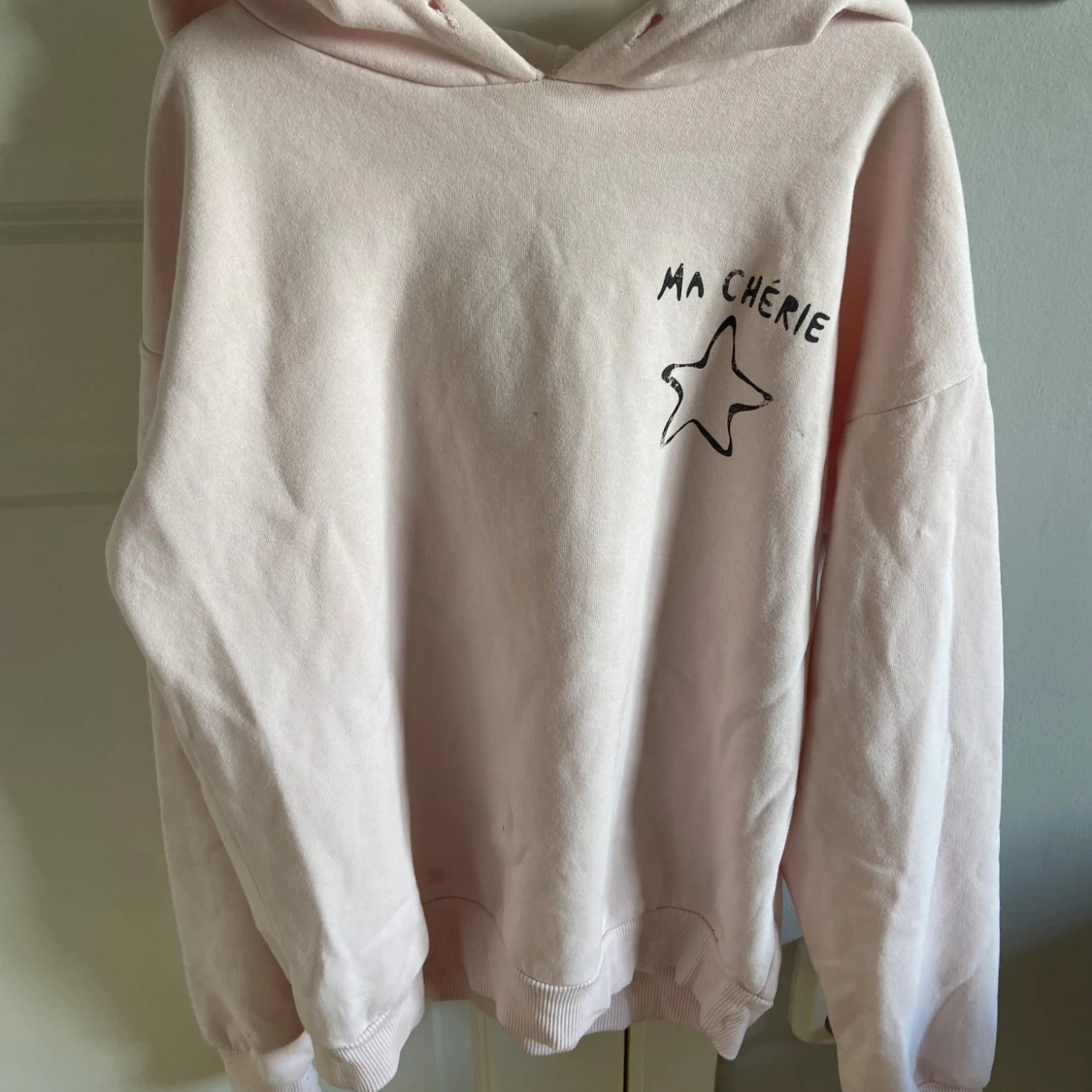 Ljusrosa hoodie med tryck Ma Chérie - 1