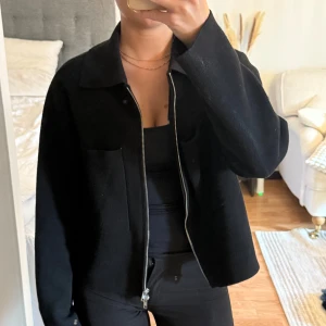 Svart overshirt från Åhléns med dragkedja - Jacka/ overahirt från Åhléns storlek S, använd fåtal gånger 