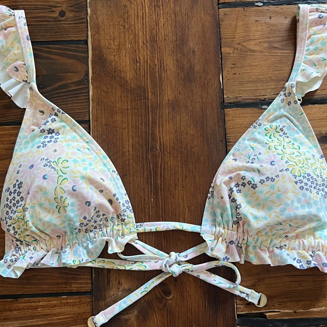 Söt bikini med volanger och blommigt mönster - 2