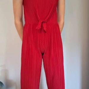 Byxdress  - Byxdress från h&m. Storlek 134/140 men passar xxs/xs. Är för kort för mig i benen som är 169 cm. Pris går att diskuteras och det är rabatt på bundles!