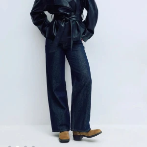 Mörkblå wide jeans med raka ben - Supersnygga och trendiga jeans från Gina i stl 36, aldrig använde med prislappen kvar! Säljer då jag inte kan lämna tillbaka då jag bor för långt ifrån butiken. Nypris 500 ❌ köp via postnord!❌