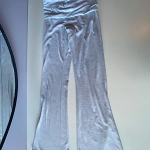 Grå bootcut byxor - Supermjuka grå mjukisbyxor med bootcut-ben och hög midja. Perfekta för chill dagar eller när du vill vara bekväm men ändå se snygg ut. Gjorda i stretchigt bomullsmaterial som känns skönt mot huden. Från h&m💕