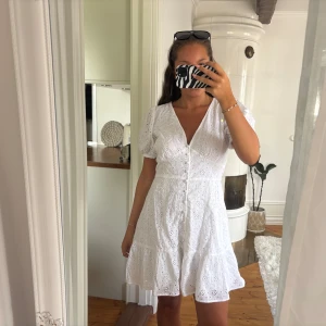 Vit sommarklänning  - Säljer min superfina studentklänning i storlek M då den inte längre kommer till användning passar perfekt nu till sommaren😍 klänningen är bara använd 1 gång och kommer från Gina tricot! 
