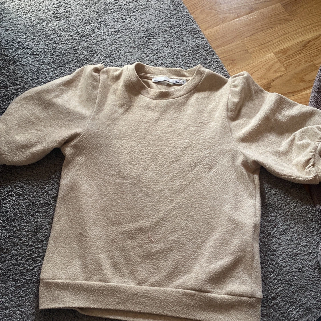 Beige tröja med puffärm från 157