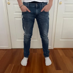 Replay anbass  - Replay anbass med snygga slitningar i mycket bra skick!  Storlek 31w 34L (sitter mindre)  Nypris 1899kr Hör av dig vid fler frågor eller funderingar! 