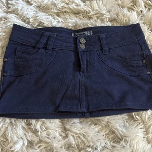 Jeanskjol - Supersnygg mörkblå jeanskjol från Terranova i Xs, low waist mini kjol, as snygg (nt använd) eftersom den inte passar mig💕pris kan diskuteras