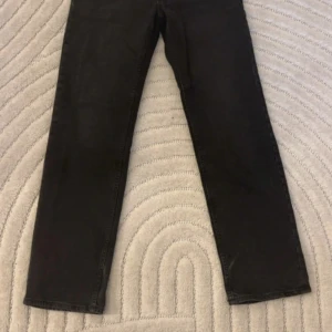 Svarta raka jeans - Snygga svarta jeans med rak passform. Jeansen har normal midja.
