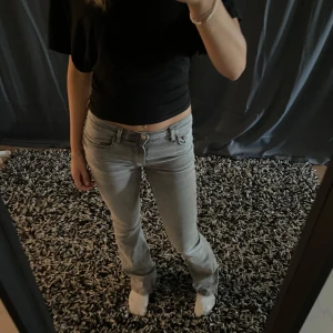 Gråa gina tricot jeans - Snygga jeans från Gina tricot. Mid-waist. Är 163cm o passar bra. Nytt pris 400kr. Skriv privat för mer bilder eller info