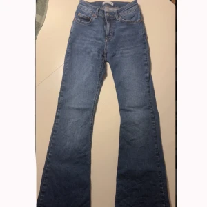 Blåa jeans från Gina Tricot i storlek 32 - Snygga blåa lite rakare bootcut jeans från Gina Tricot i storlek 32! Jag är 165 cm lång!💞De är väldigt fina och sköna, använda ett antal gånger men fortfarande i ganska bra skick! De heter low-waist men jag själv tycker de är lite mer normalhöga i midjan. Köparen står alltid för frakten❤️De är lite uttöjda på ett ställe (se sista bilden) därav priset!