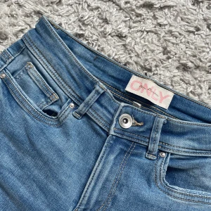 Skinny jeans - Blå med hål på benen, från only storlek xxs-xs