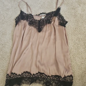 Spetslinne med fransar  - Gulligt linne från hm med spets på kanterna💕 I strl: 36/s och i bra skick!