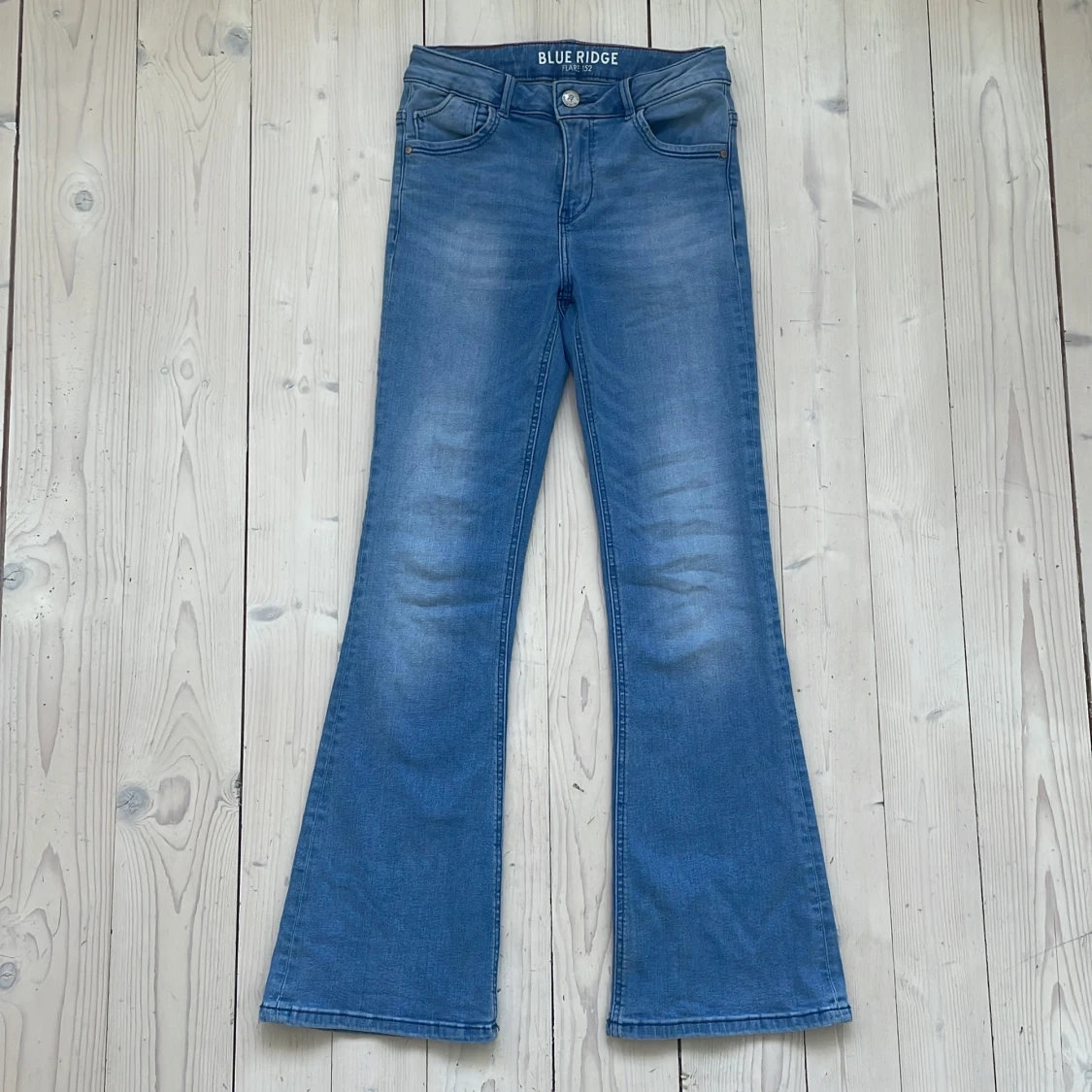 Blå bootcut jeans från We Fashion