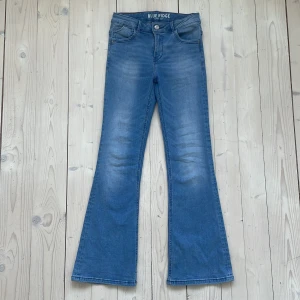 Blå bootcut jeans från We Fashion - Super snygga trendiga bootcut jeans! 