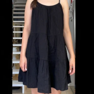 Klänning HM - Svart sommarklänning från HM, storlek S. skriv om du har frågor😊