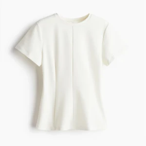 hm topp - säljer en vit topp med intagen midja i storlek xs från h&m. den är inte använd, endast testad