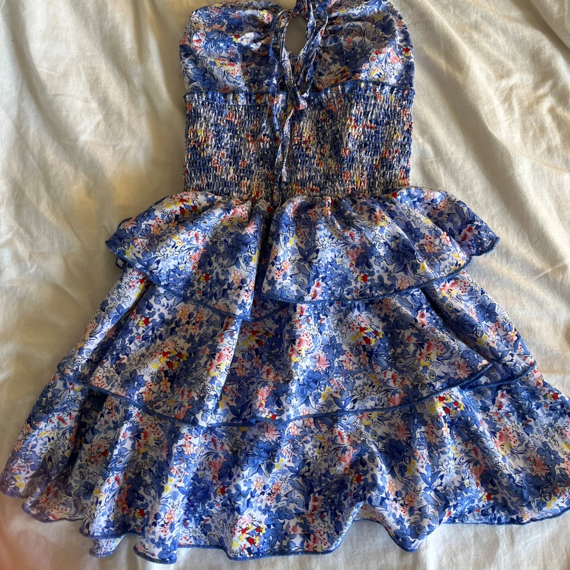 Blommig blå kortklänning med volanger shein - 1