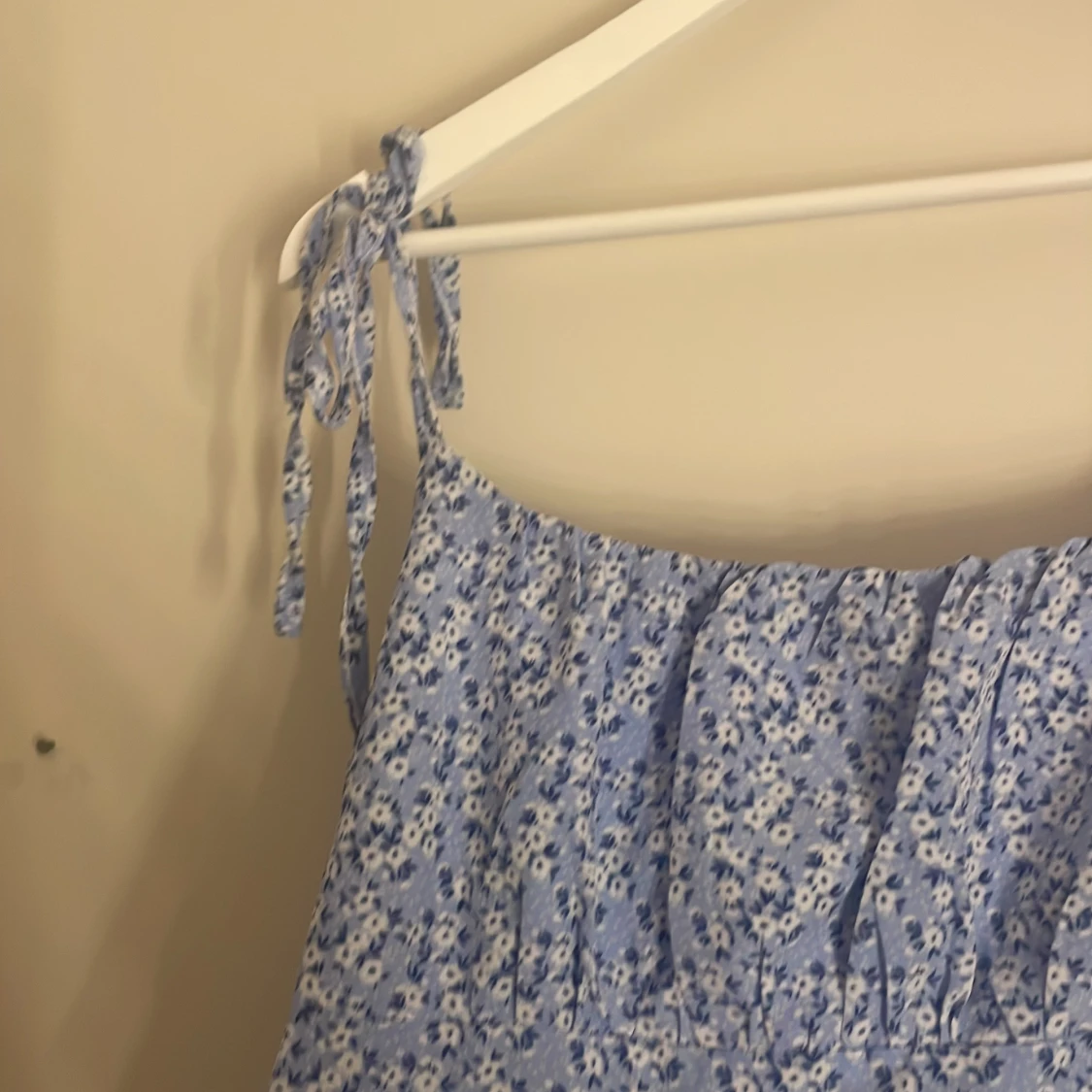 Blå blommig sommarklänning med knyt - 1