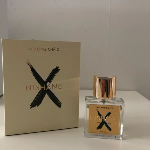 Nishane Wulong Cha X - Lyxig parfym från Nishane, Wulong Cha X EXTRAIT DE PARFUM 50ml.  Doften är inspirerad av te och Shanghai, perfekt för dig som gillar unika och eleganta parfymer. Originalförpackning ingår. Se bild 4 och 5 för mängden som finns kvar.