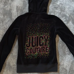 Juicy Couture tröja - Jättefin vintage Juicy Couture zip tröja i väldigt fint skick, storlek M men passar S enligt mig. Väldigt fina färger som ger mycket till outfiten.
