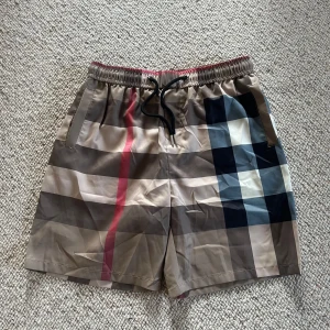 Burberry badbyxor  - Ett par rutiga burberry bad byxor i storlek M helt nya och taggen finns. Pris kan diskuteras och skriv om du har några frågor. 