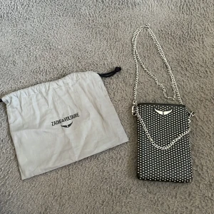 INTRESSEKOLL!! Zadig & Voltaire väska - Säljer en helt ny Zadig voltarie väska med många små fack och kedjor. Kom själva med prisförslag!