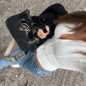 Vit ziptröja med lång ärm - Säljer en vit tröja med dragkedja framtill och långa ärmar. Tröjan har en tight passform och är tillverkad i ett mjukt bomullsliknande material. Perfekt till jeans och enkel att styla för en clean look.