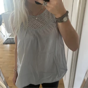 Ljusblå blus  - Supersöt ljusblå blus . Nästan aldrig använd. Säljer för att den tyvärr inte passar. Köpt på plock 💕