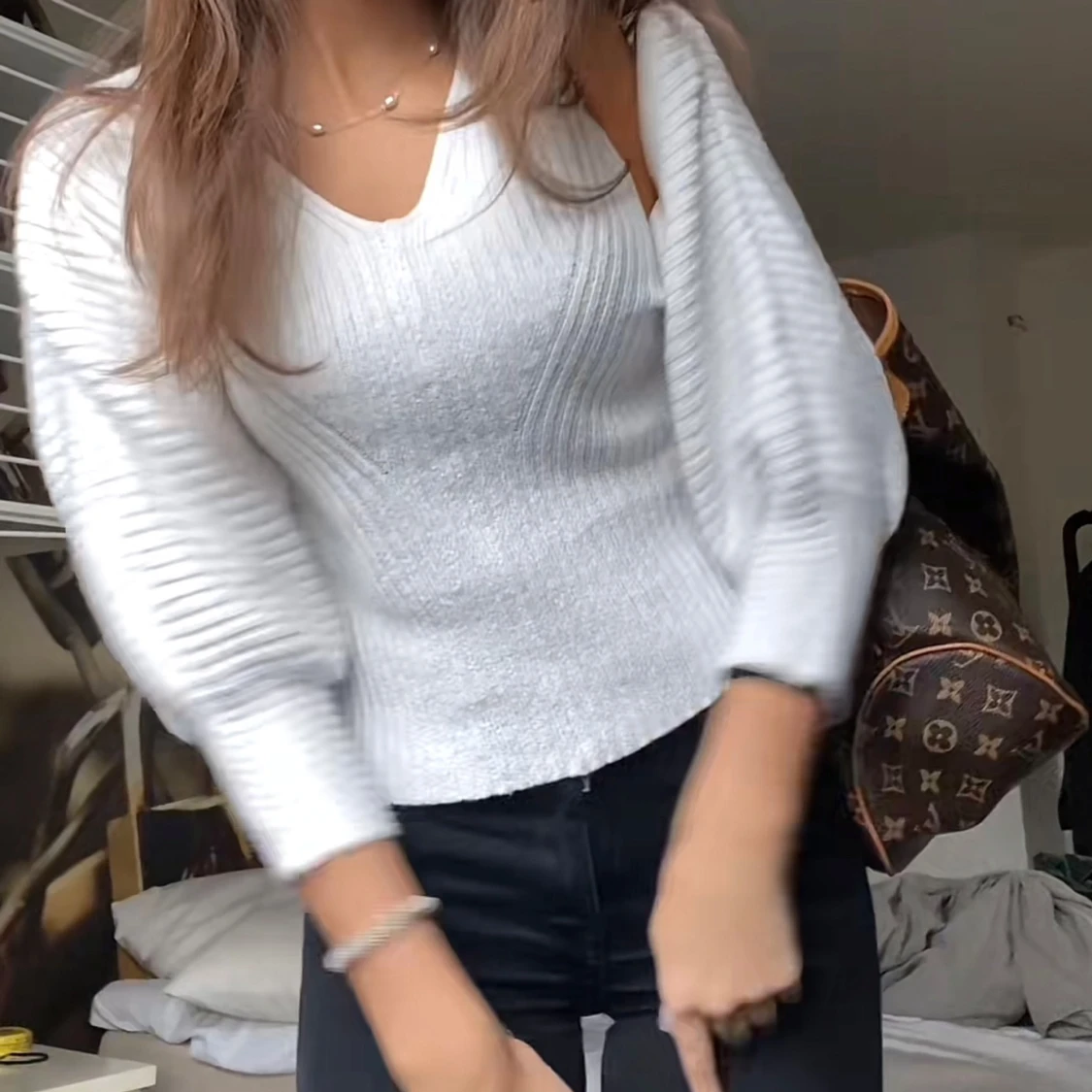 Vit stickad tröja med ballongärmar