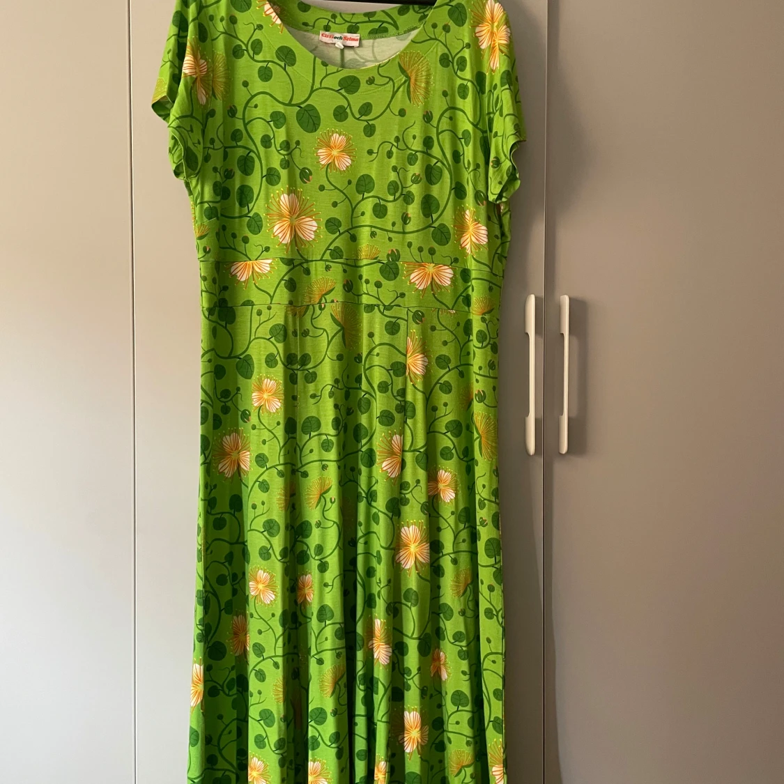 Grön blommig midiklänning Cissi och Selma