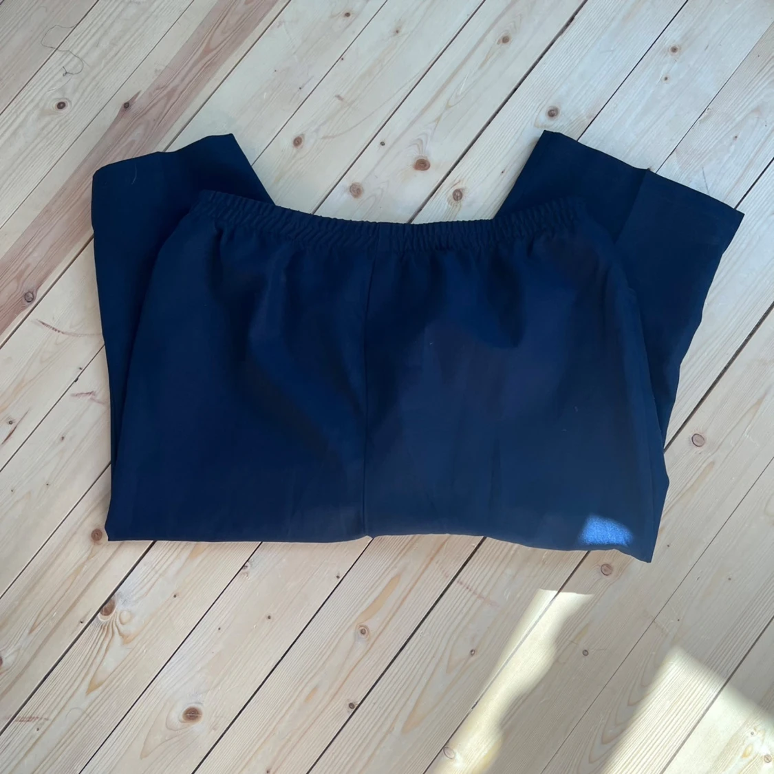 Mörkblå byxor med resårmidja - 1