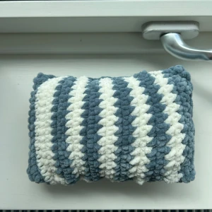 Virkad kudde - En liten virkad kudde fylld med vadd!                                  Blå och vit randig med ett mjukt garn.                          Mått ~ 11 x 17 cm 🤍💙
