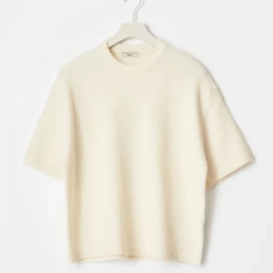 Vit stickad kortärmad tröja - Superfin vit stickad tröja från Gina Tricot med korta ärmar och rund hals. Enkel och stilren design som passar perfekt till jeans eller kjol. Mjuk och skön kvalitet i ullblandning, perfekt för lager-på-lager under vår och höst.