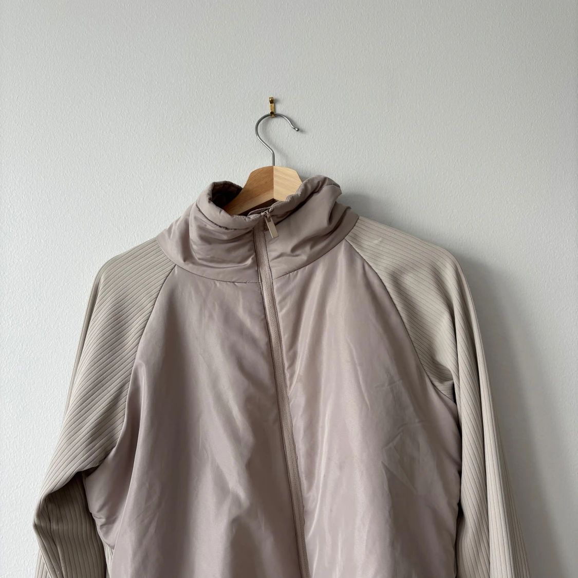 Beige vindjacka med ribbade ärmar - 1