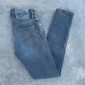 Jacob cohen  - Säljer nu dessa sjukt snygga Jacob cohen jeans i färgen grå  Storlek 28 skick 8/10 Pris 699kr Fraktar spårbart med PostNord 