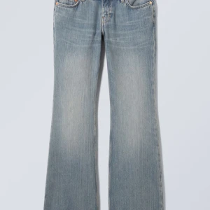 Weekday jeans - Säljer mina slutsålda weekday jeans!!! Andvända ca 3 gånger, säljer pga att dom är lite för korta. Pris kan diskuteras😊