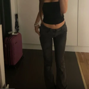 Mörkgrå bootcut jeans - Säljer ett par mörkgrå jeans med bootcut-modell och låg midja. Jeansen är från Gina Young i storlek 158-162❤️kommer inte till användning 