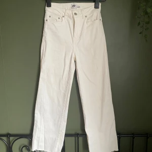 Vita raka jeans med rå kant - Står inte en storlek men skulle gissa på S. 