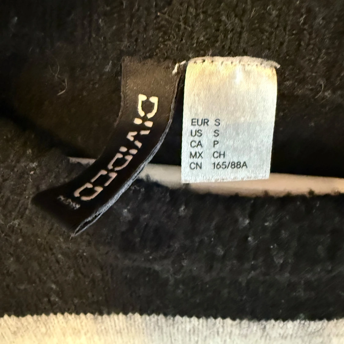 Randig svartvit stickad tröja Divided - 1