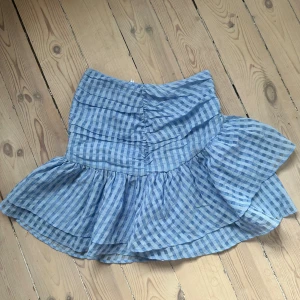 Blå rutig volangkjol - Supersöt blå kjol från HM, helt oanvänd.
